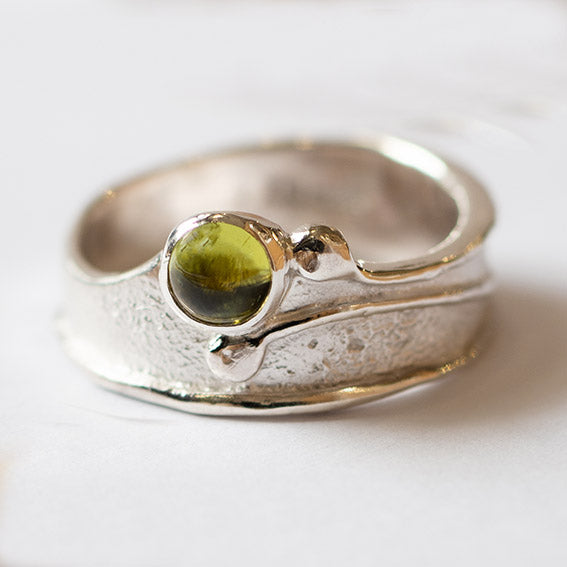 Wild Wood Tendril Ring, 5mm Peridot, Silver