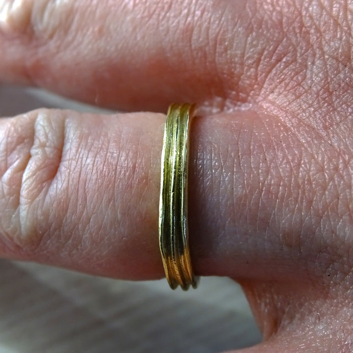 Reed ring, medium width, 9ct yellow gold