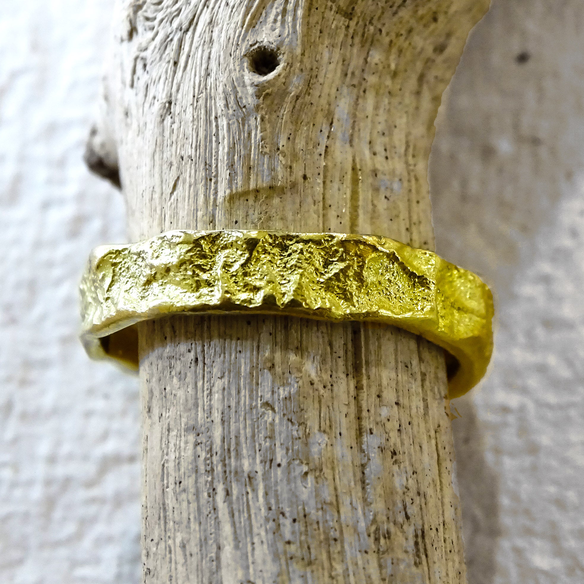 Bark ring, 4mm - 5mm wide, 18ct yellow gold