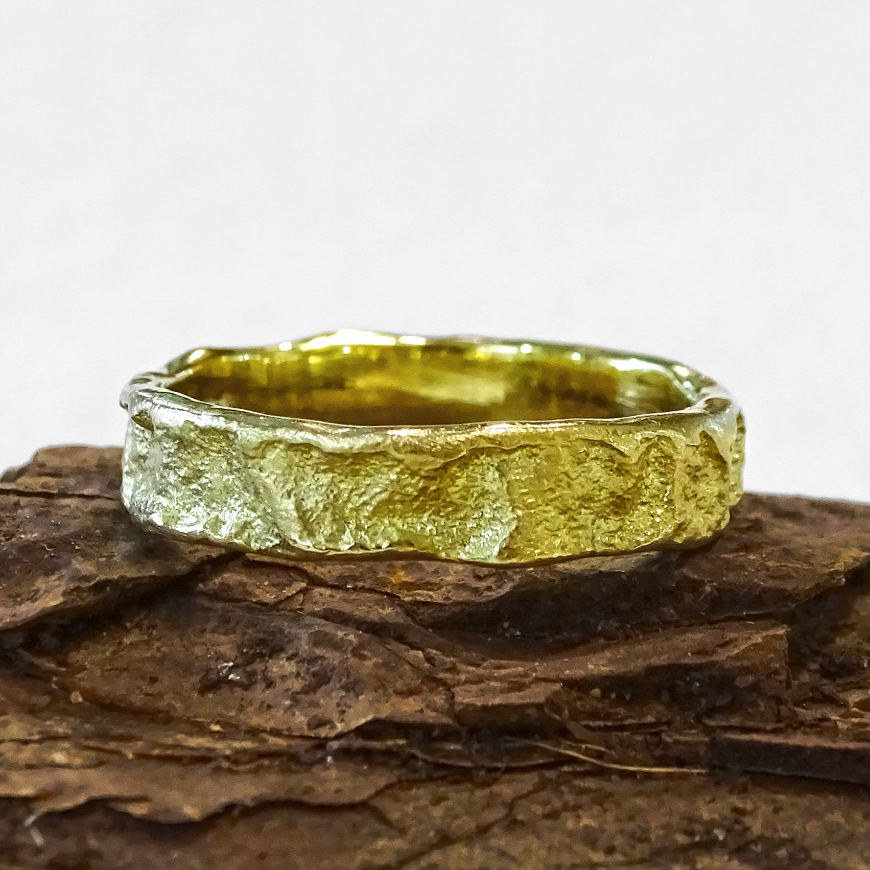 Bark ring, 4mm - 5mm wide, 18ct yellow gold