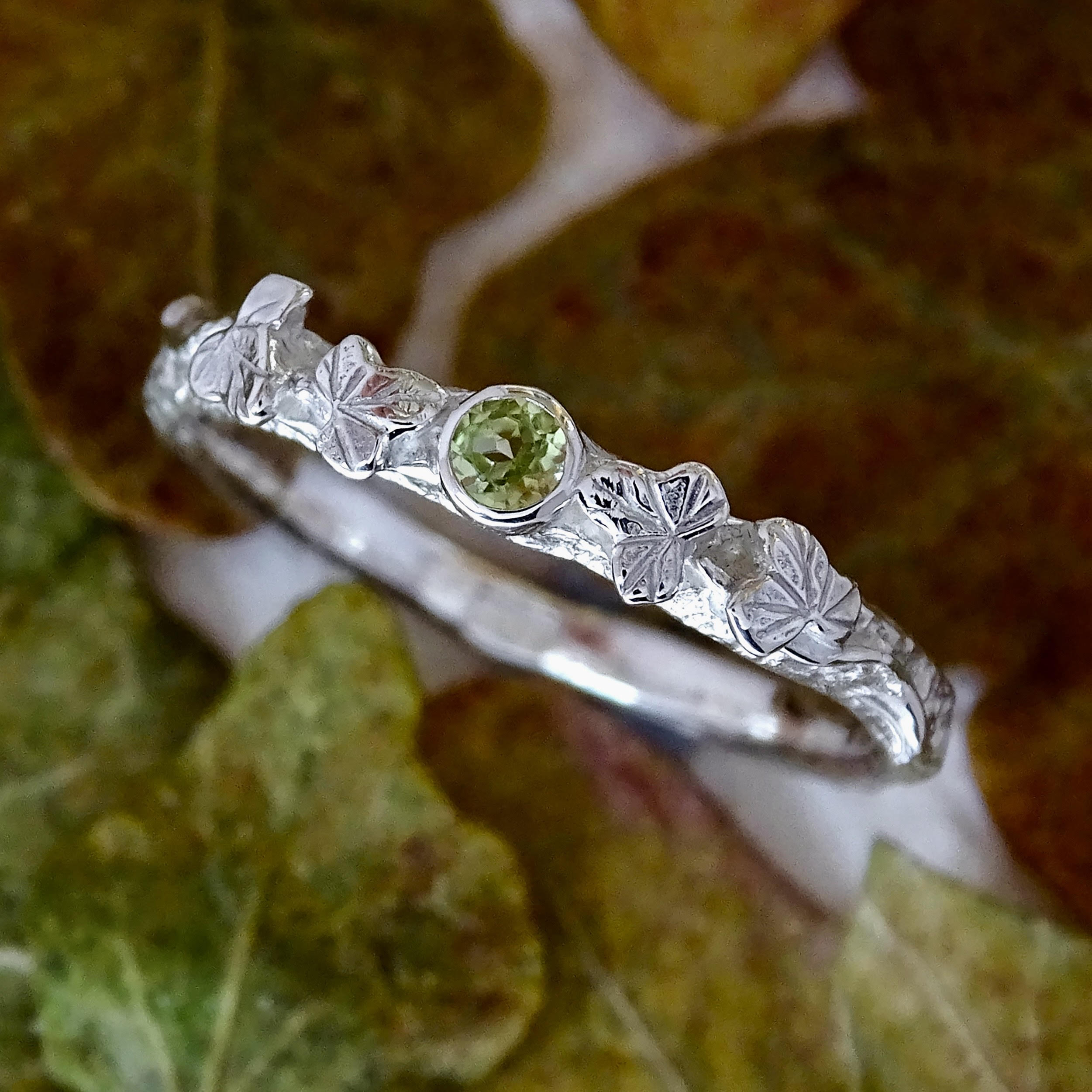 Entwining Ivy Leaves ring, 2.5mm Peridot
