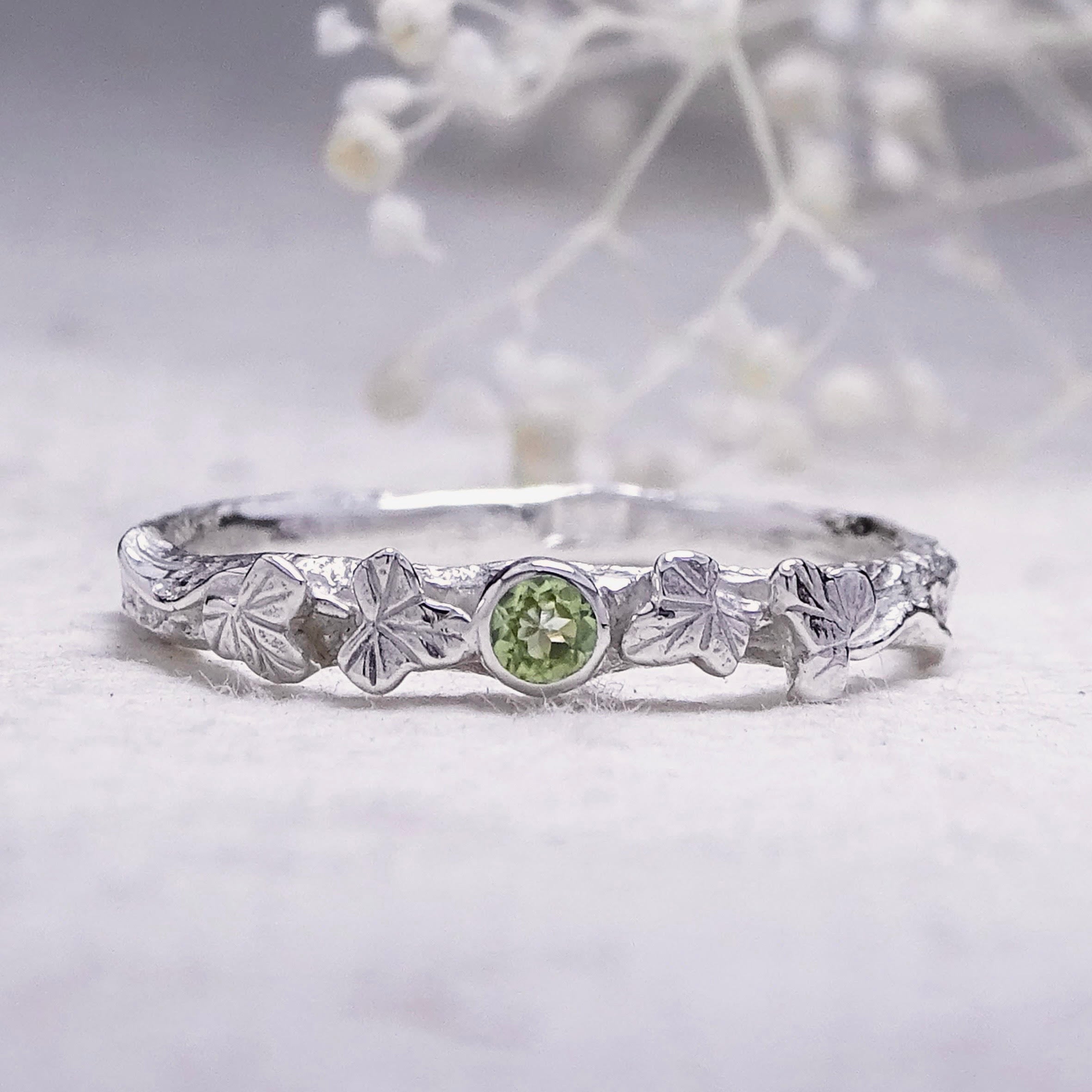Entwining Ivy Leaves ring, 2.5mm Peridot