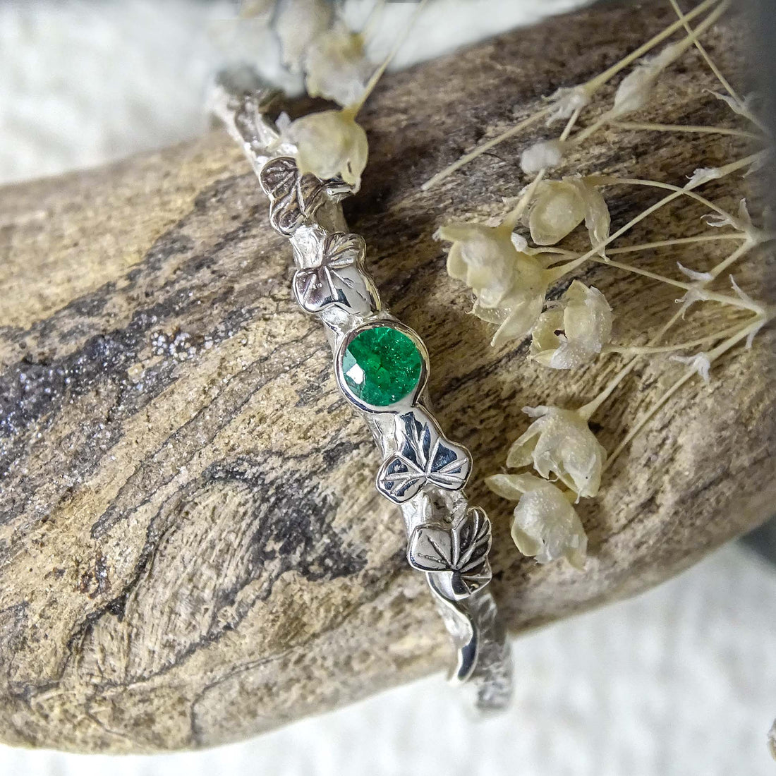 Entwining Ivy Leaves ring, 2.5mm Emerald
