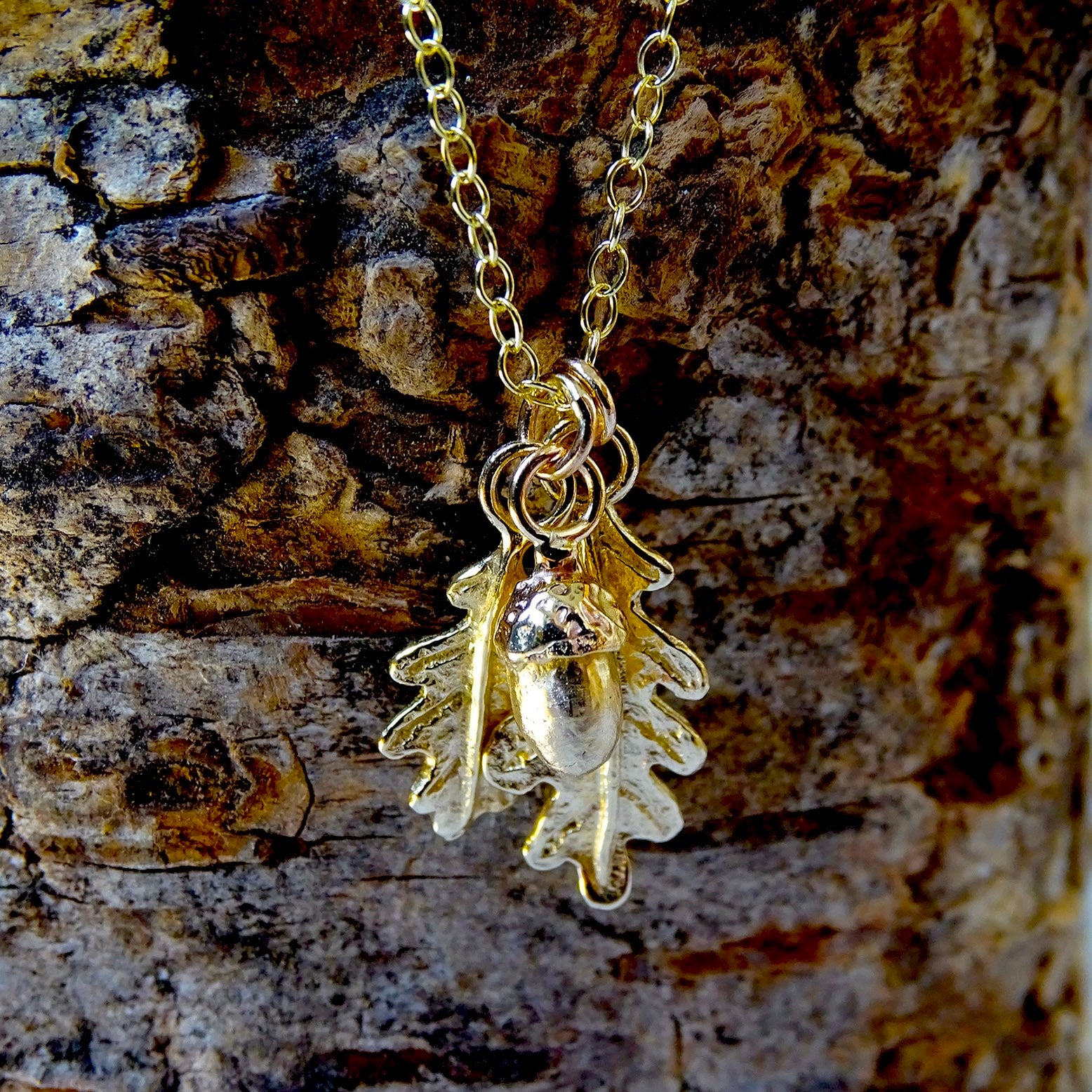 Oak Leaves and Acorn pendant, 9ct yellow gold