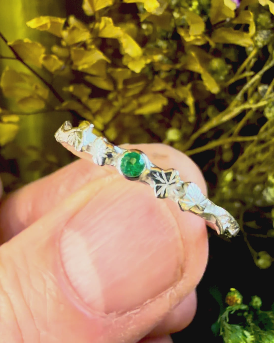 Entwining Ivy Leaves ring, 2.5mm Emerald