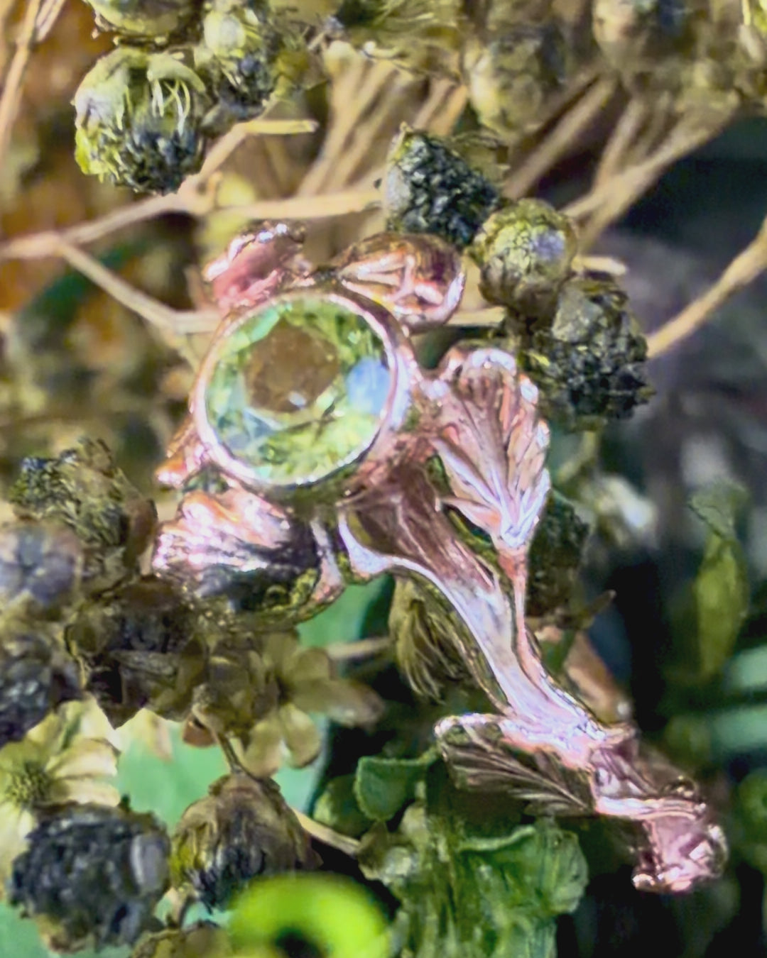 Entwining Leaves ring, 4mm Peridot, 9ct yellow gold